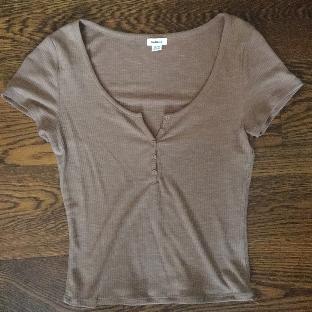 garage scoop button tee